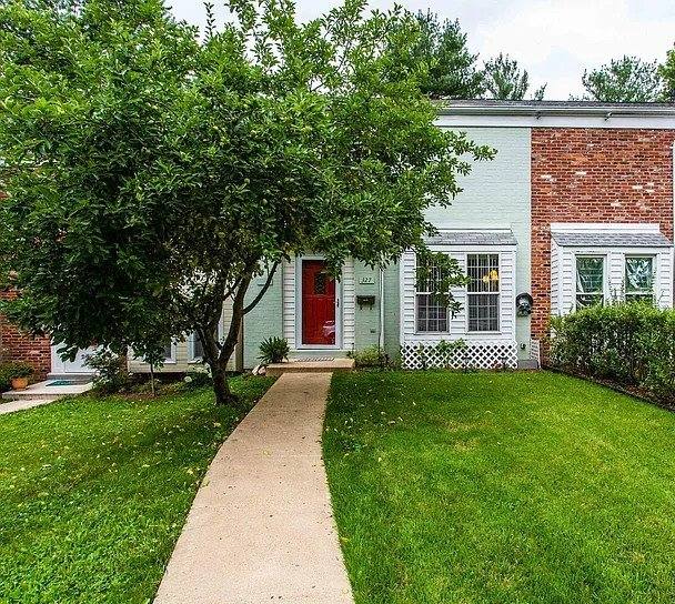 Townhouse for rent at 327 Roanoke Dr SE, Leesburg, VA 20175