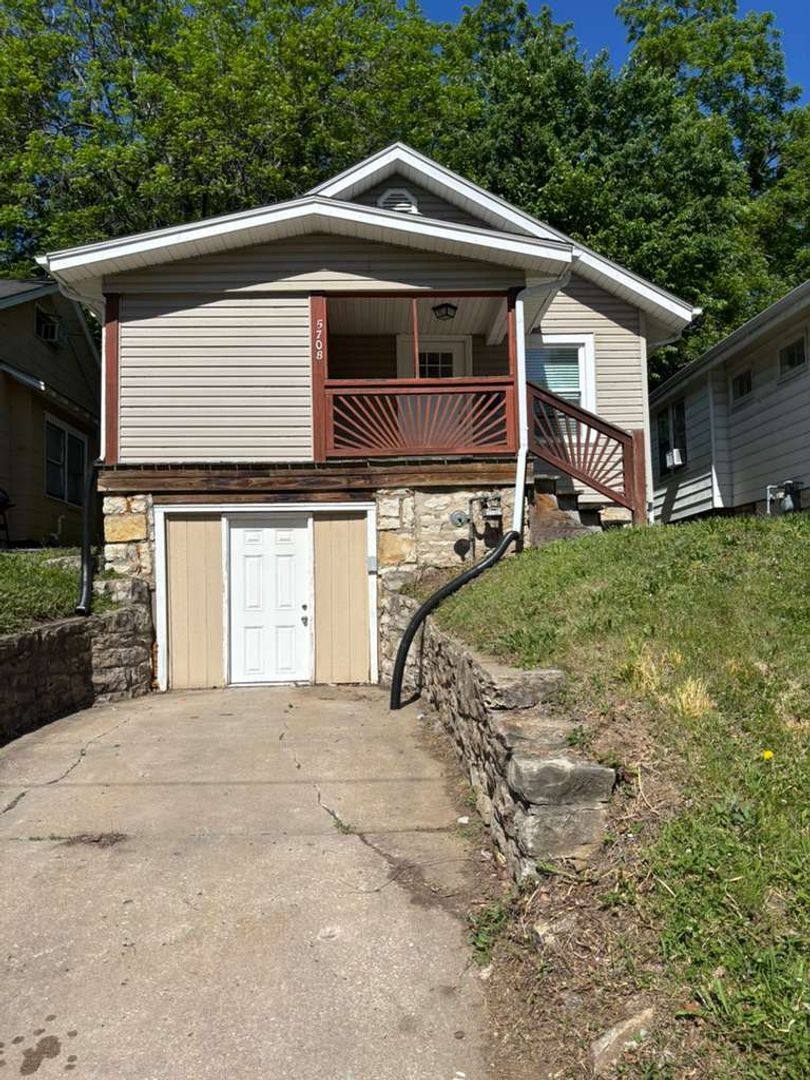 House for rent at 5708 Euclid Ave, Kansas City, MO 64130