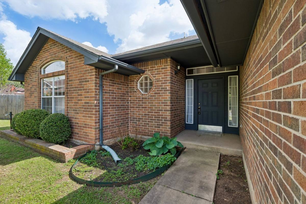House for rent at 1708 Creekside Court, Norman, OK 73071