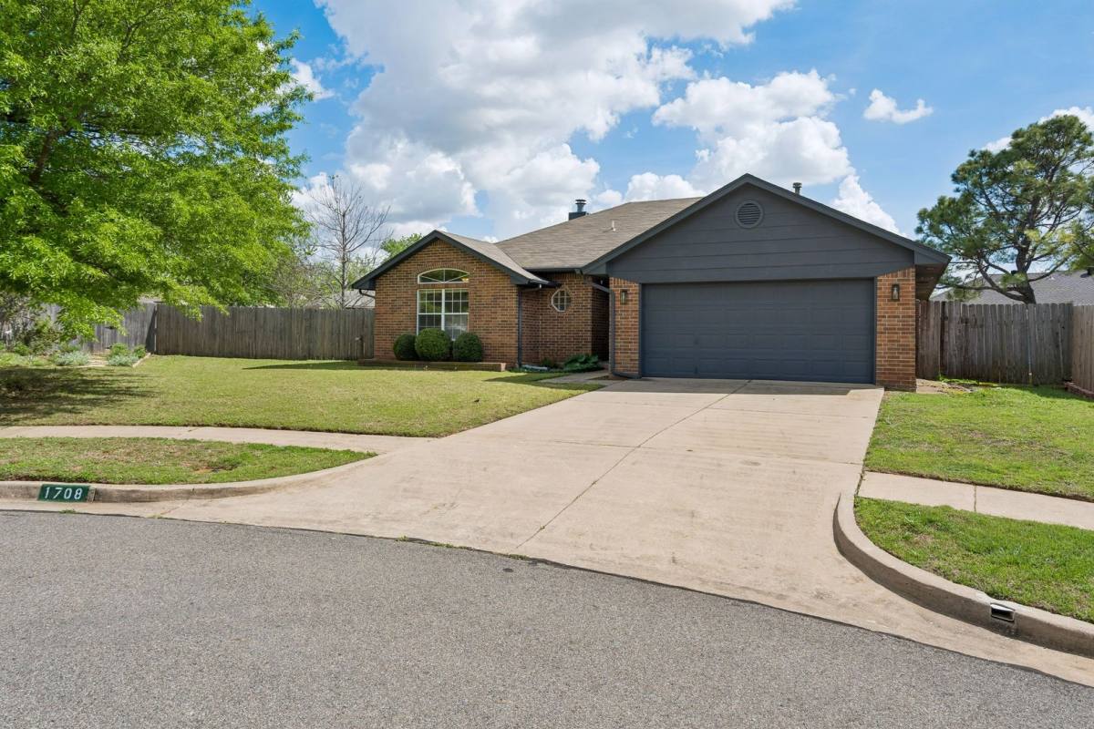 House for rent at 1708 Creekside Court, Norman, OK 73071
