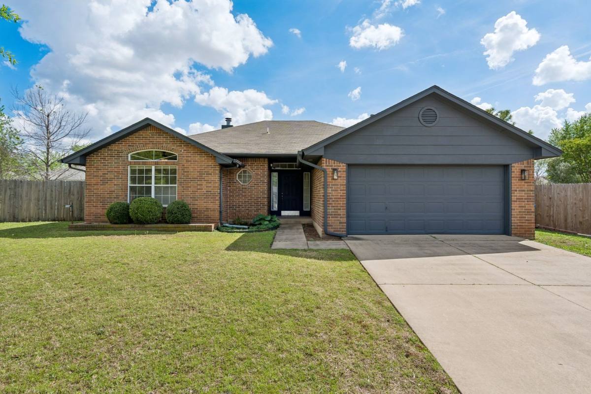 House for rent at 1708 Creekside Court, Norman, OK 73071