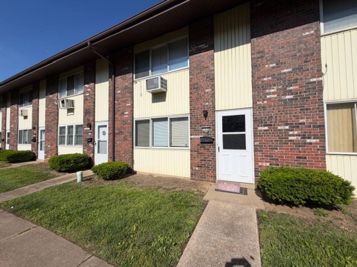 Townhouse for rent at 7326 Hazelcrest Dr, Hazelwood, MO 63042