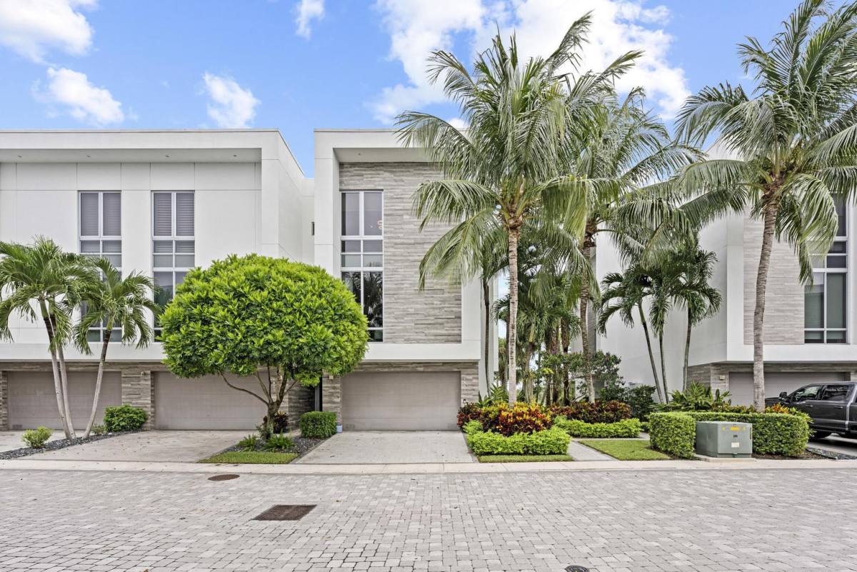 Townhouse for rent at 1811 NW 42nd Dr, Boca Raton, FL 33431
