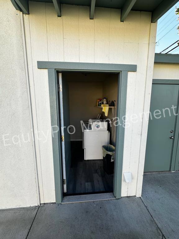 Apartment for rent at 5583 California Ave, Long Beach, CA 90805