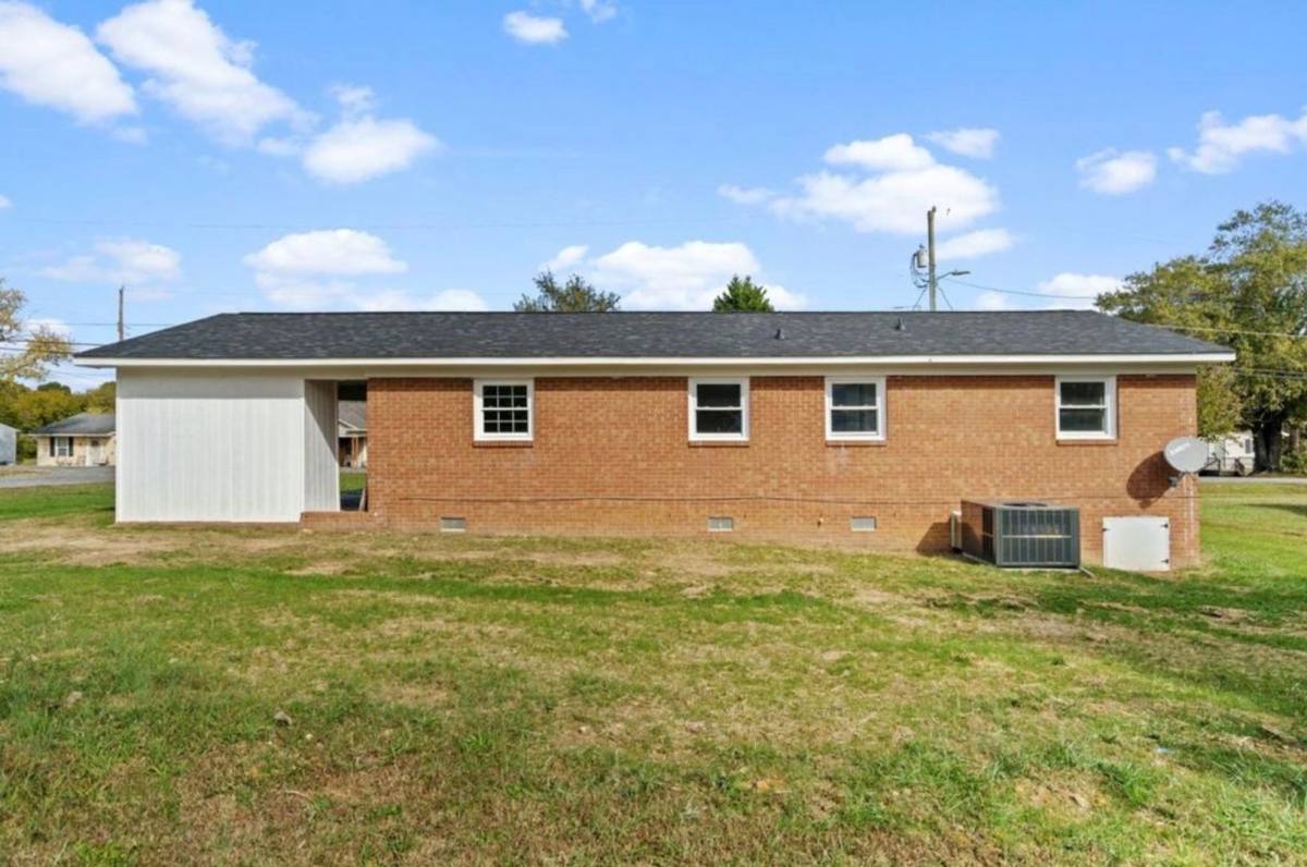 House for rent at 1124 Jackson St, Burlington, NC 27217