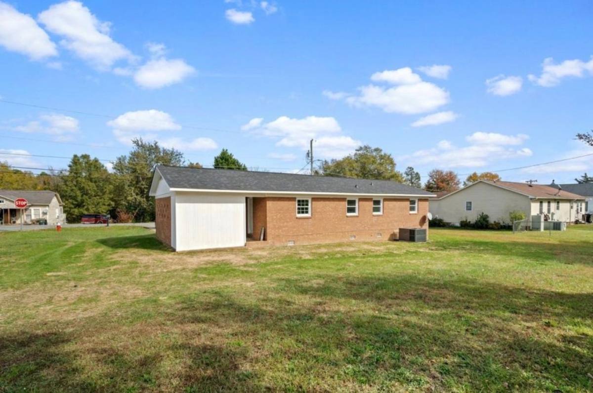 House for rent at 1124 Jackson St, Burlington, NC 27217