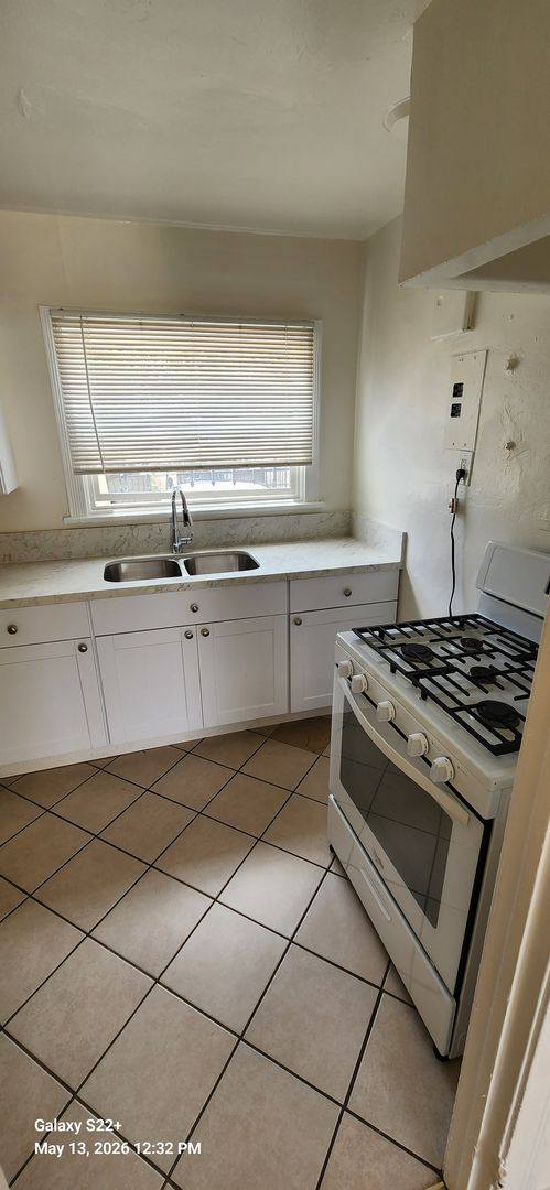 Apartment for rent at 5154 Fountain Ave, Los Angeles, CA 90029