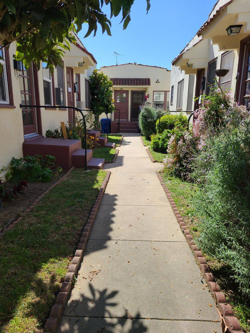 Apartment for rent at 5154 Fountain Ave, Los Angeles, CA 90029