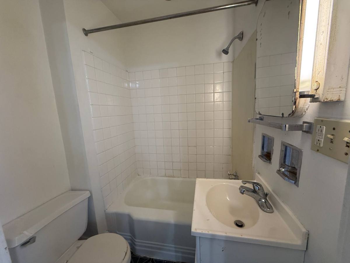 Apartment for rent at 811 E 14th St, Davenport, IA 52803