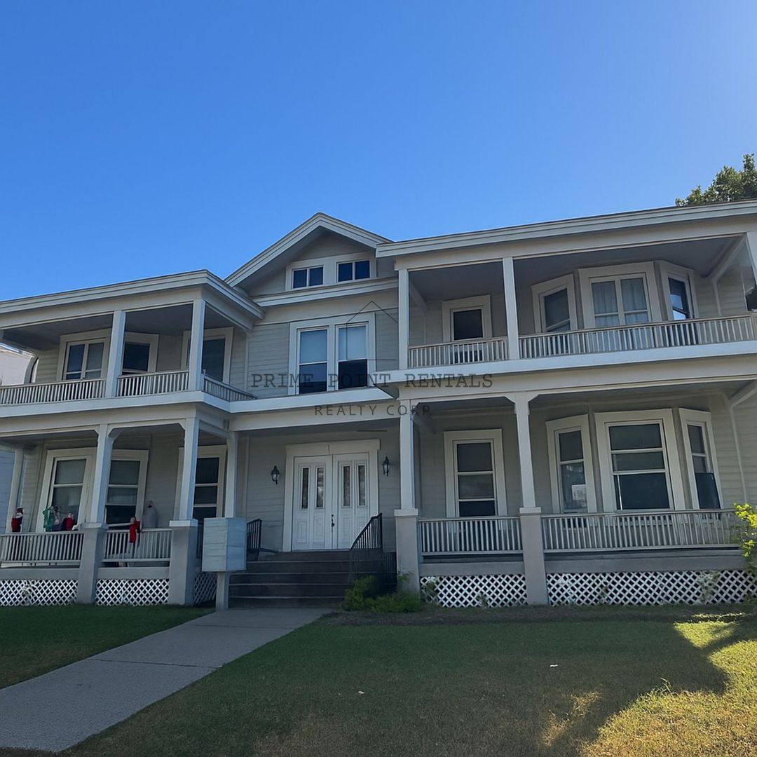 Apartment for rent at 811 E 14th St, Davenport, IA 52803