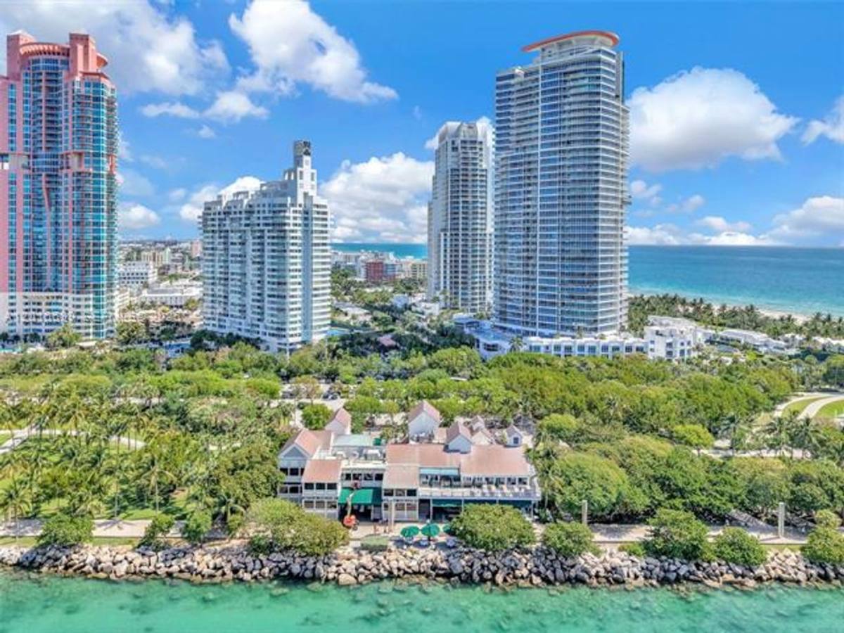 Apartment for rent at 100 S Pointe Dr, Miami Beach, FL 33139