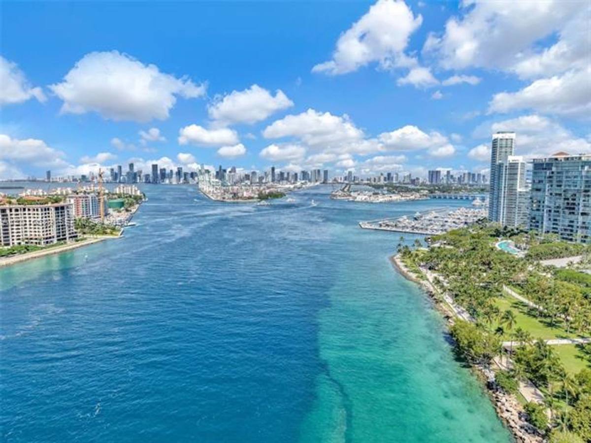 Apartment for rent at 100 S Pointe Dr, Miami Beach, FL 33139