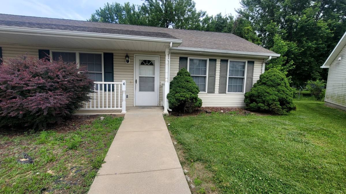 Townhouse for rent at 1901 Jamesport St, Saint Joseph, MO 64504