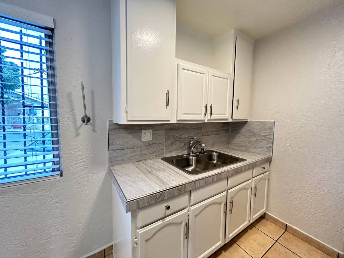 Apartment for rent at 2430 Linden Ave, Long Beach, CA 90806
