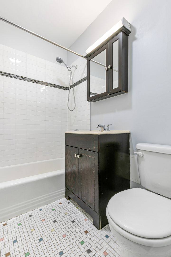 Apartment for rent at 6021 N Winthrop Ave, Chicago, IL 60660