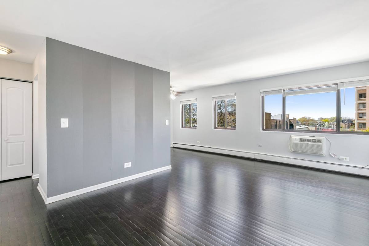 Apartment for rent at 6021 N Winthrop Ave, Chicago, IL 60660
