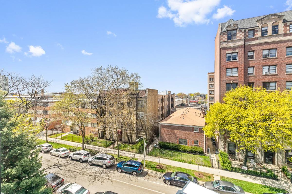 Apartment for rent at 6021 N Winthrop Ave, Chicago, IL 60660