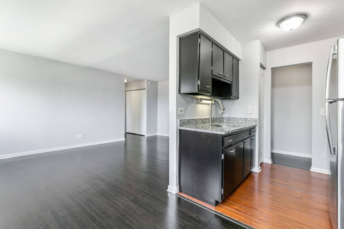 Apartment for rent at 6021 N Winthrop Ave, Chicago, IL 60660
