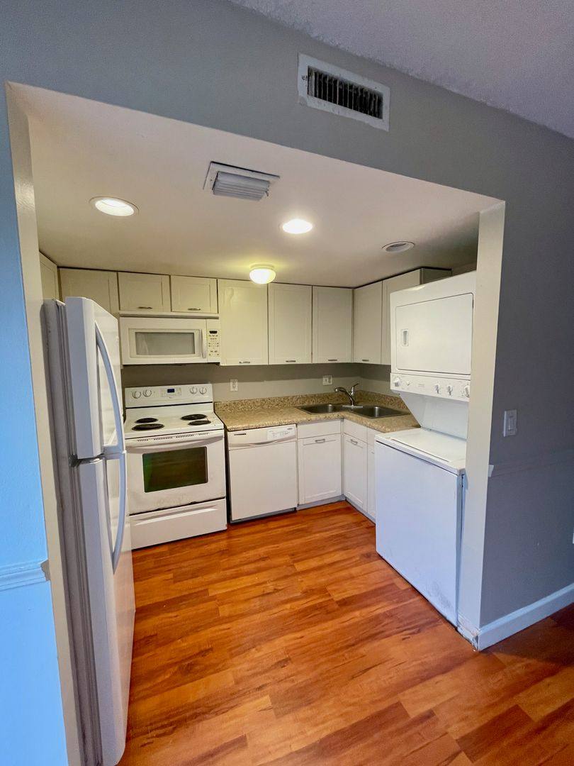 Townhouse for rent at 6083 Village Circle S, Orlando, FL 32822