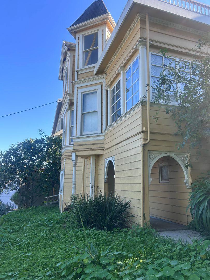 Townhouse for rent at 848 E 28th St, Oakland, CA 94610