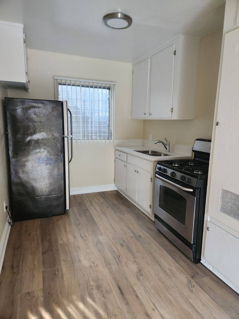 Apartment for rent at 1211 W 37th Place, Los Angeles, CA 90007