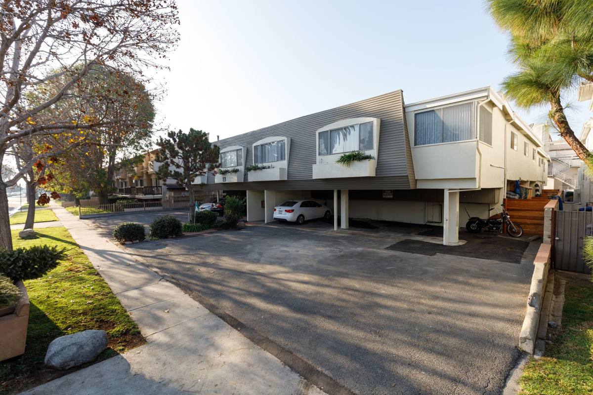 Apartment for rent at 3655 Westwood Blvd, Los Angeles, CA 90034
