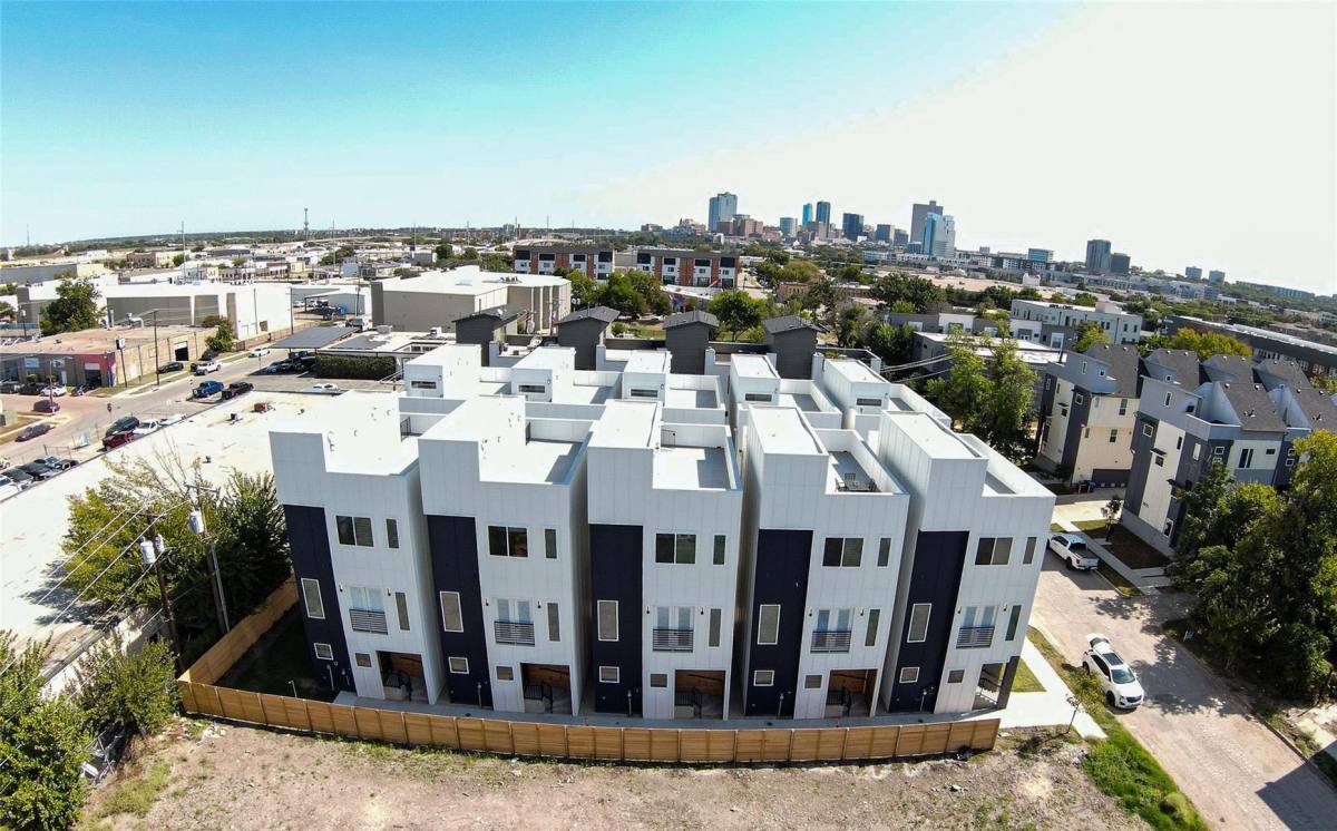 Townhouse for rent at 248 Urbane Crest Dr, Fort Worth, TX 76107