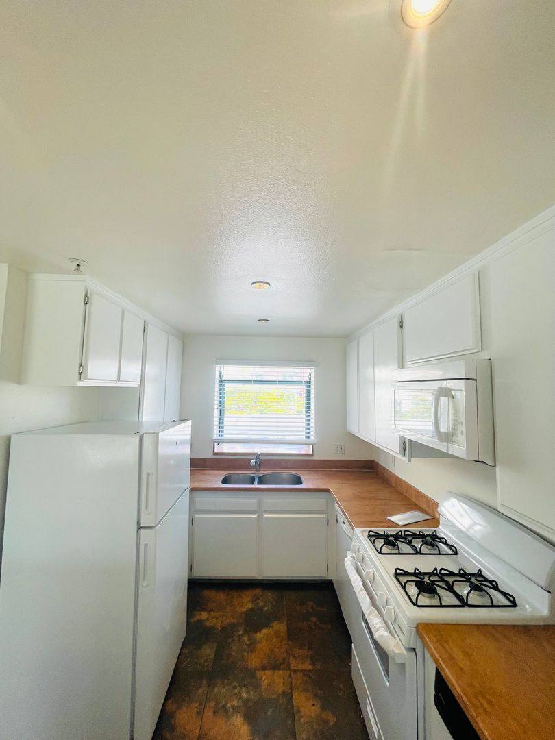 Townhouse for rent at 875 S B St, Oxnard, CA 93030