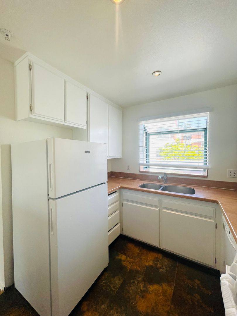 Townhouse for rent at 875 S B St, Oxnard, CA 93030