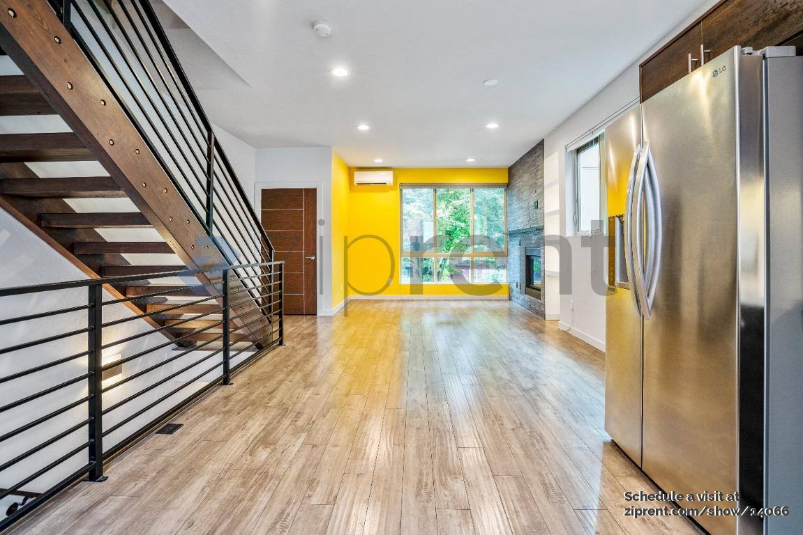 Townhouse for rent at 9607A Roosevelt Way NE, Seattle, WA 98115