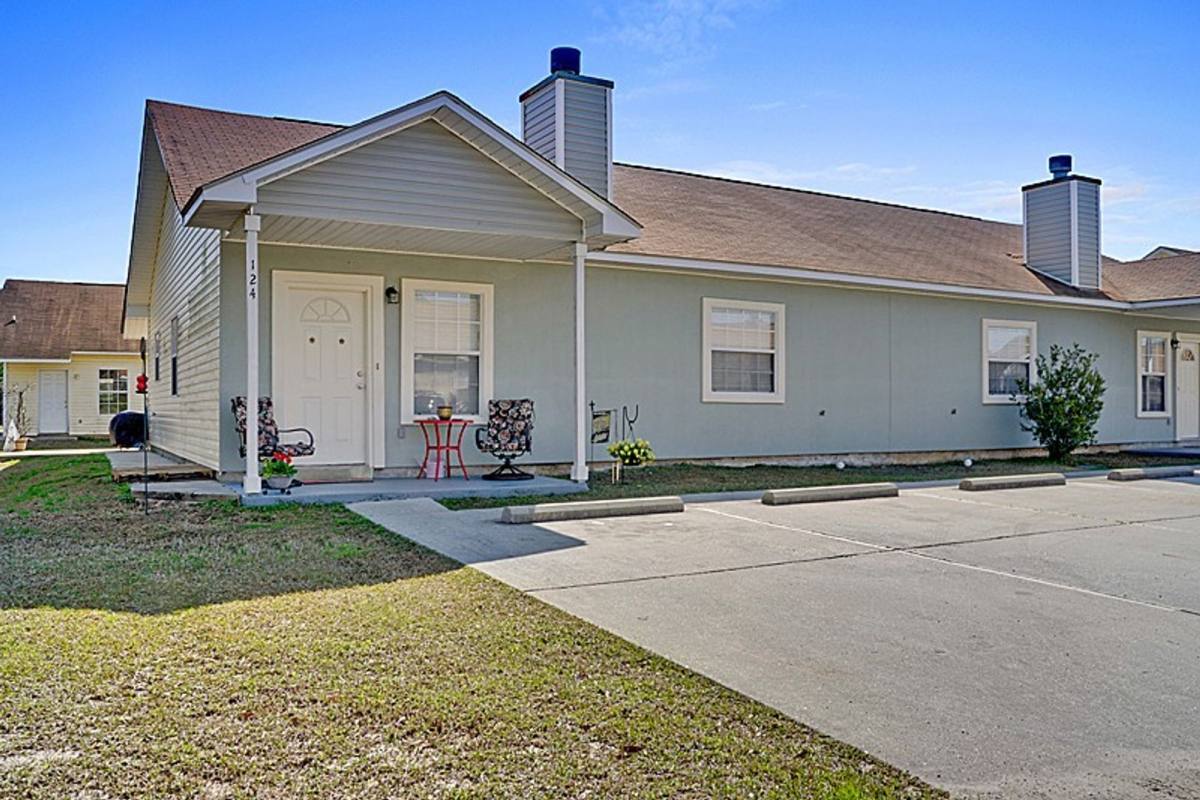 Apartment for rent at 102 Royal St, Waveland, MS 39576