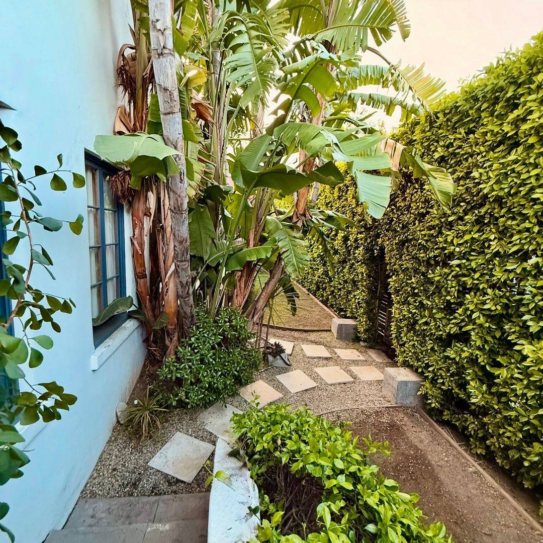 Apartment for rent at 4246 Lexington Ave, Los Angeles, CA 90029