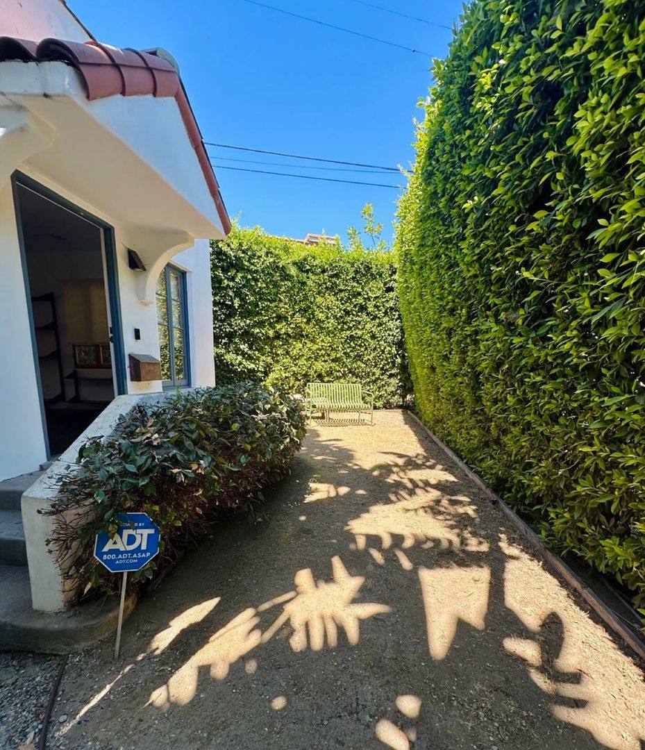 Apartment for rent at 4246 Lexington Ave, Los Angeles, CA 90029