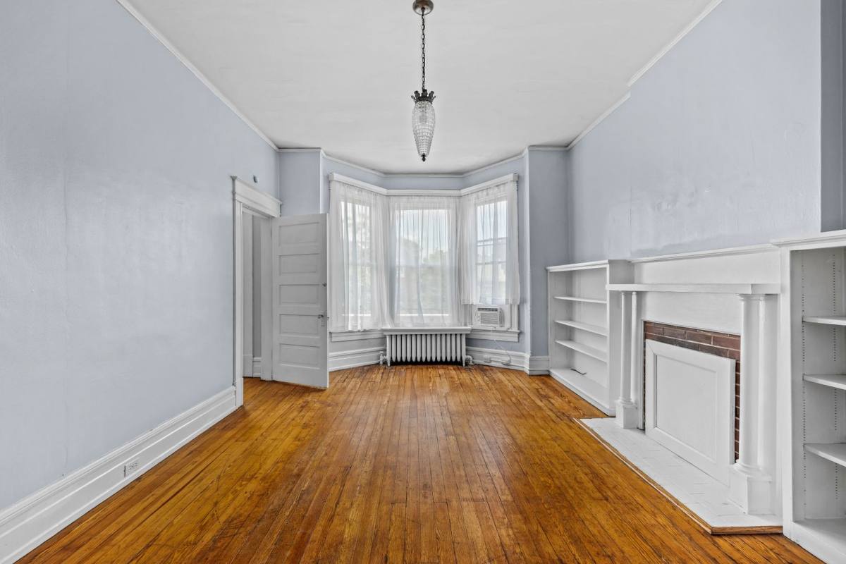 Apartment for rent at 2713 W Grace St, Richmond, VA 23220