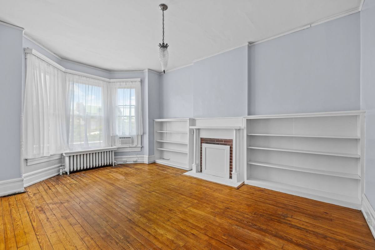 Apartment for rent at 2713 W Grace St, Richmond, VA 23220