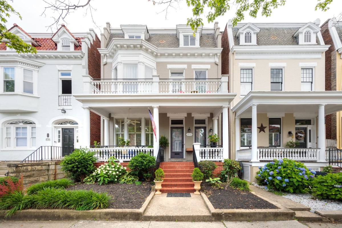 Apartment for rent at 2713 W Grace St, Richmond, VA 23220