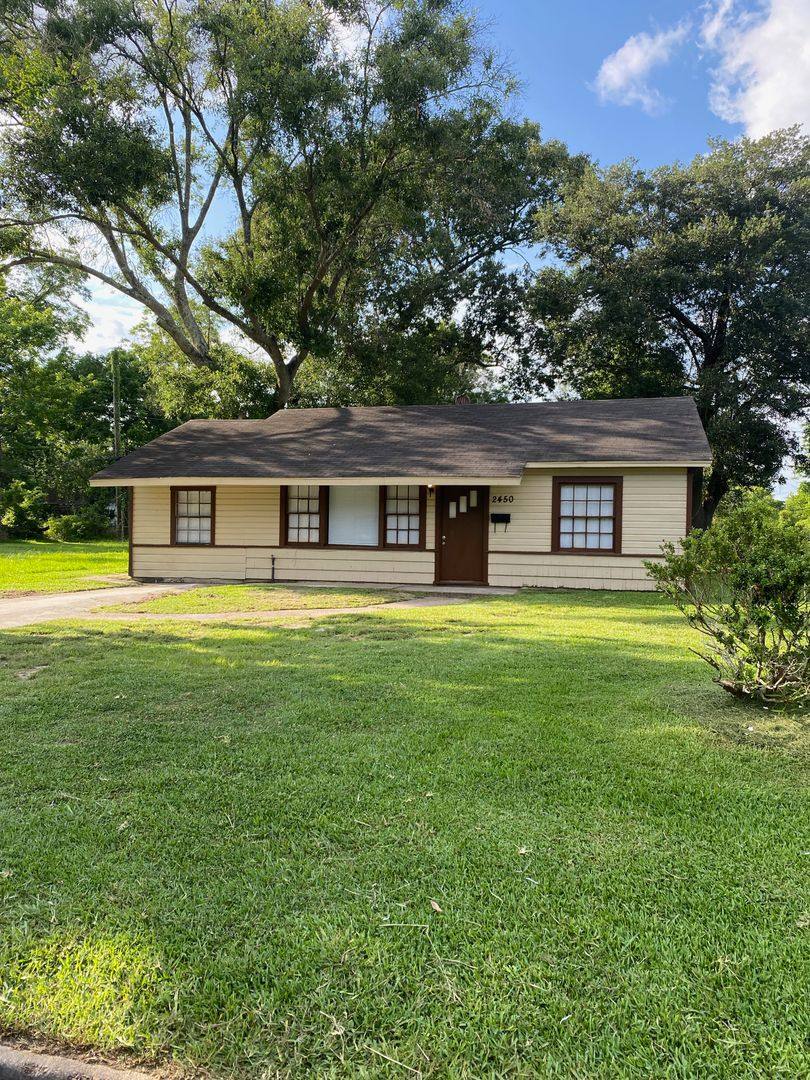 2450 N Lynwood Dr, Beaumont, TX 77703