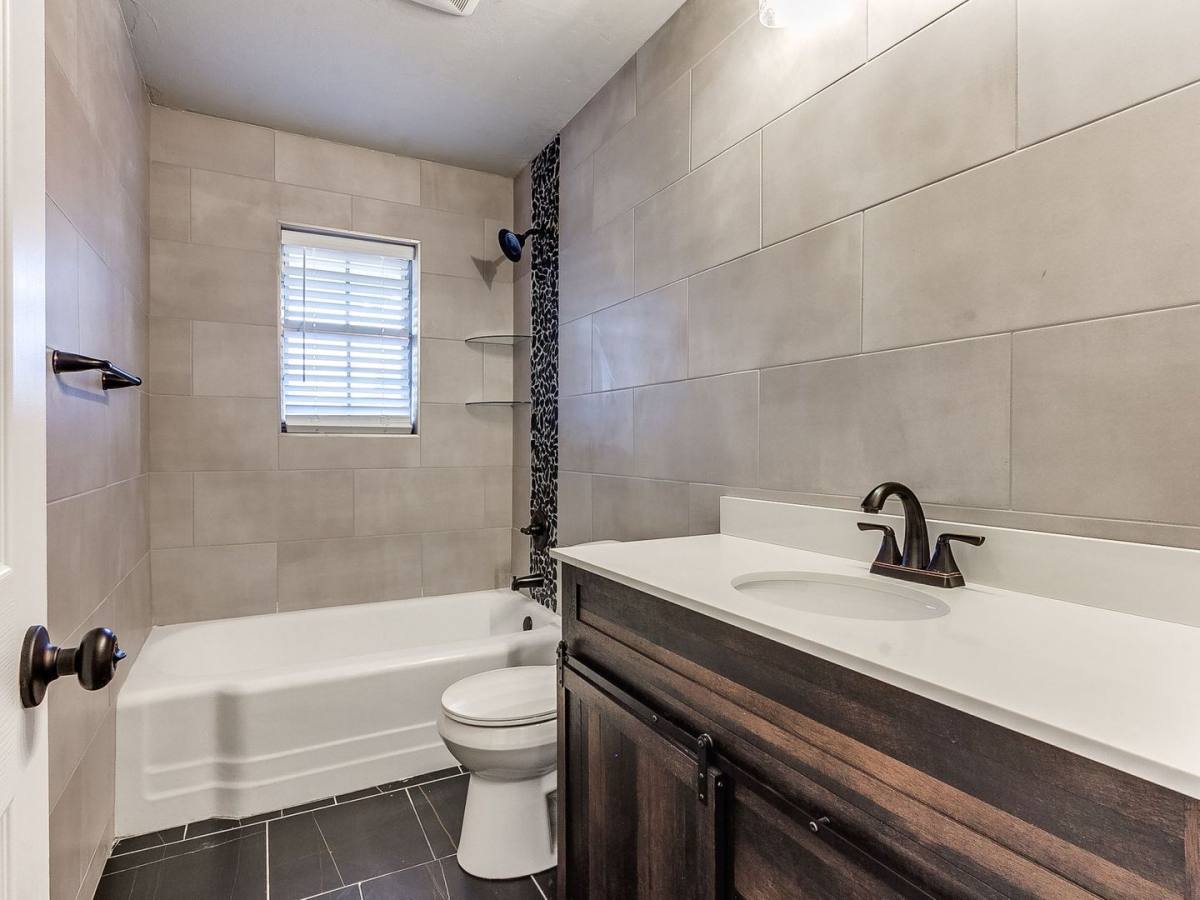 House for rent at 1909 Hardy Dr, Edmond, OK 73013
