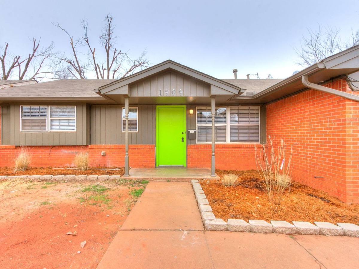 House for rent at 1909 Hardy Dr, Edmond, OK 73013