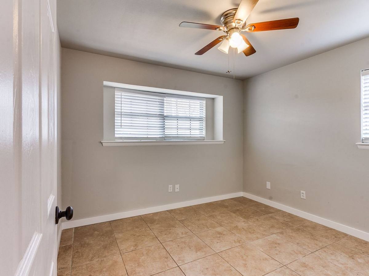 House for rent at 1909 Hardy Dr, Edmond, OK 73013