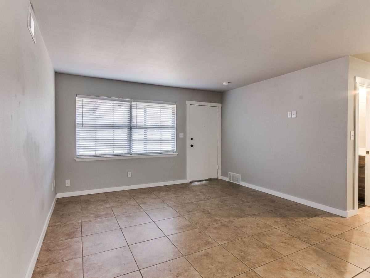 House for rent at 1909 Hardy Dr, Edmond, OK 73013