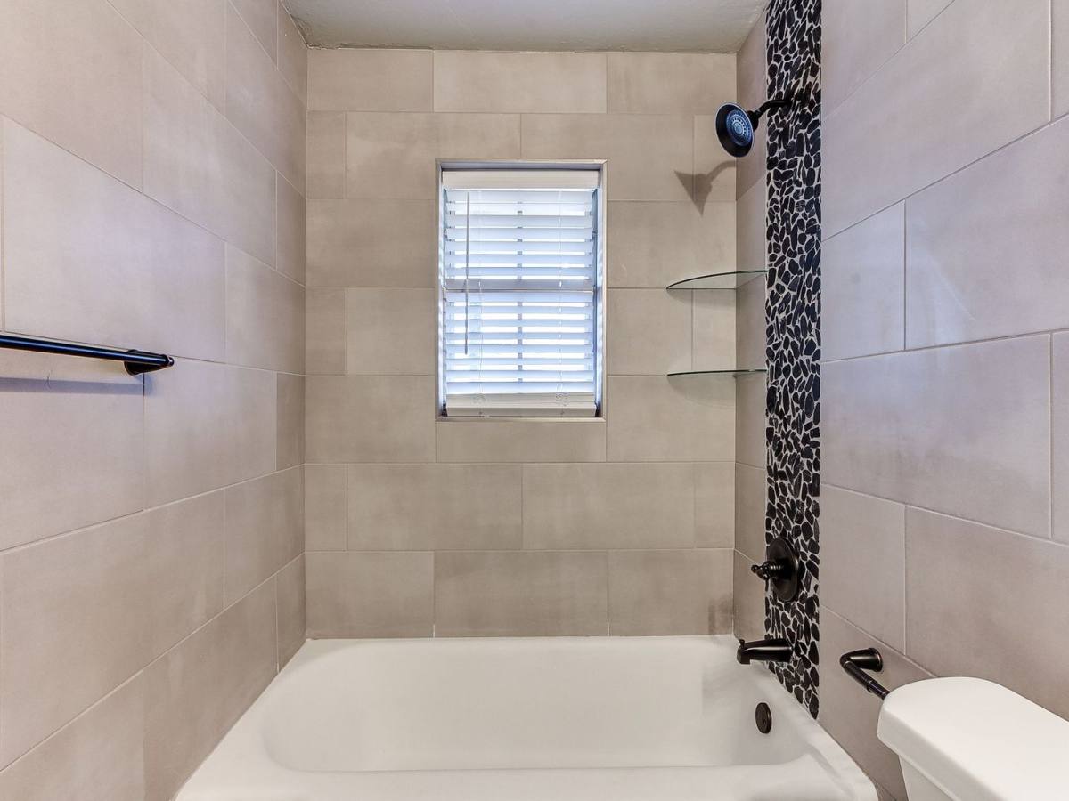 House for rent at 1909 Hardy Dr, Edmond, OK 73013