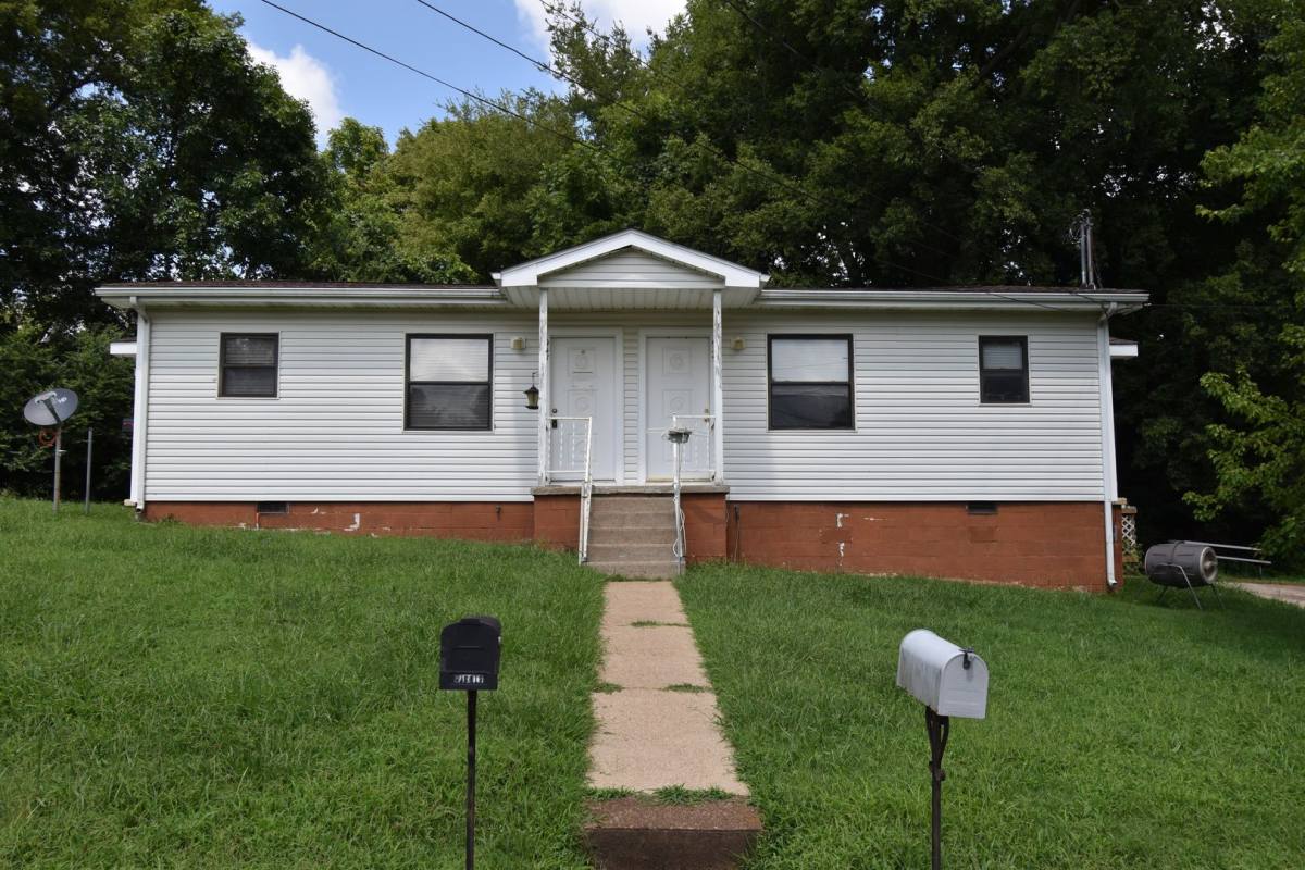Apartment for rent at 947 Charlotte St, Clarksville, TN 37040