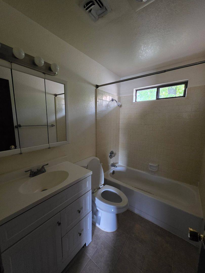 Townhouse for rent at 827 NE A St, Grants Pass, OR 97526