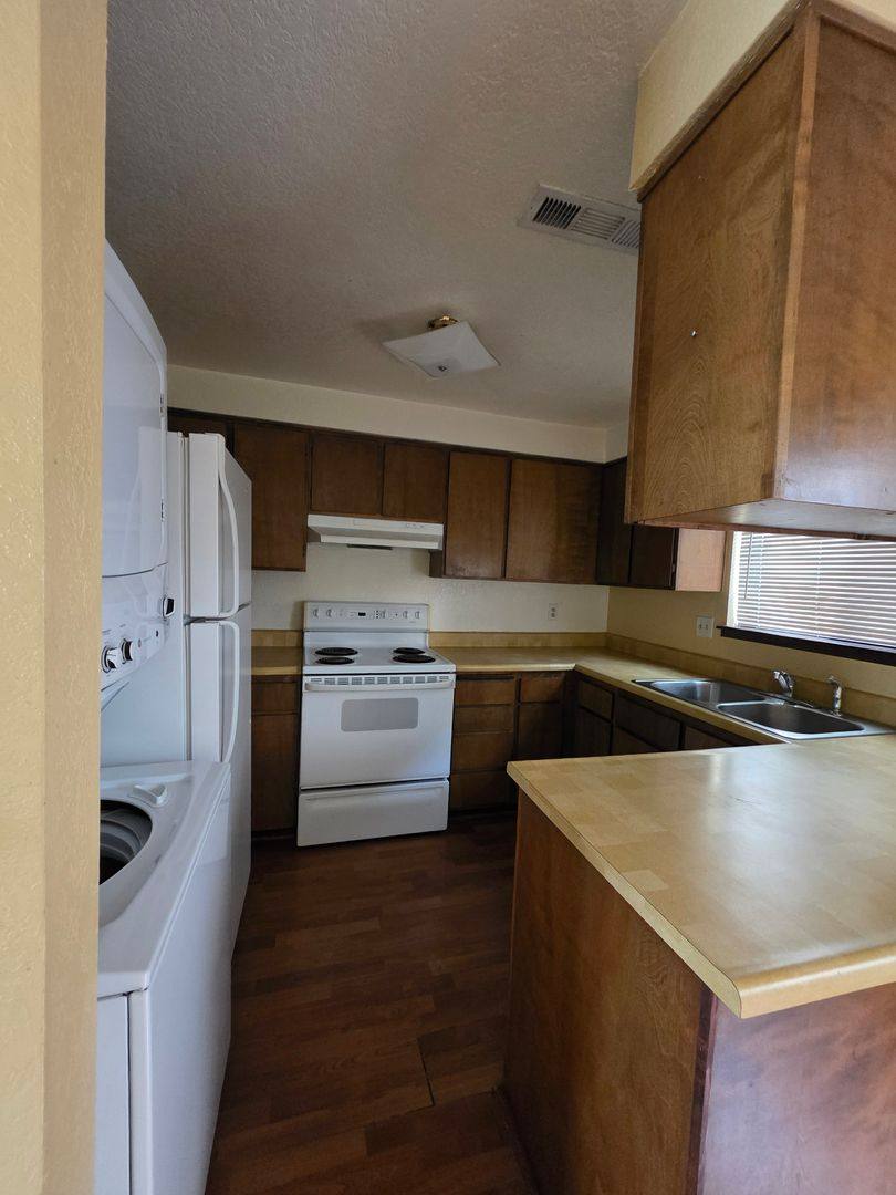 Townhouse for rent at 827 NE A St, Grants Pass, OR 97526