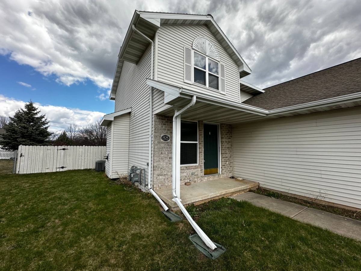 Townhouse for rent at 1525-1527 O'Keefe Rd, De Pere, WI 54115