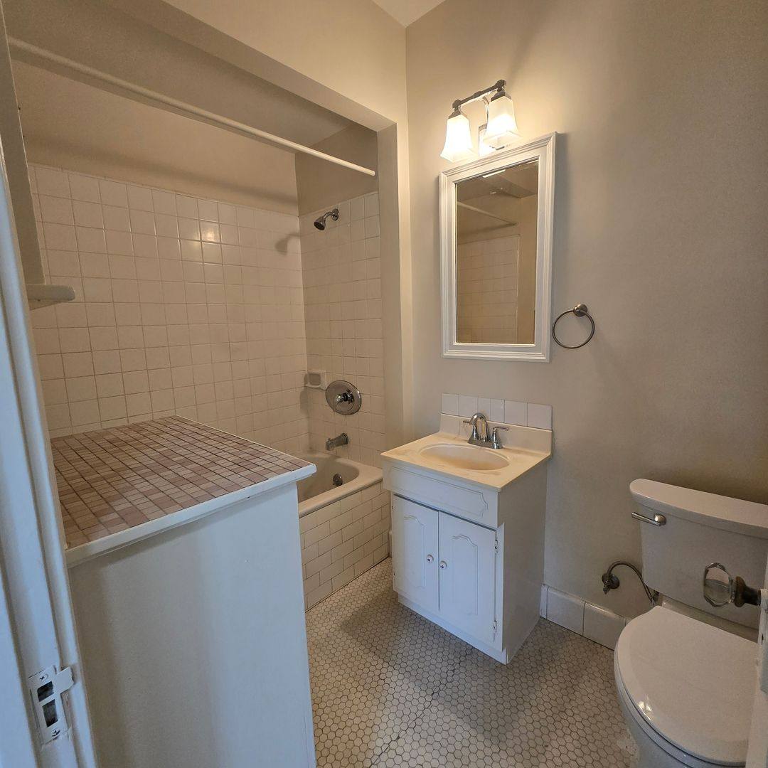 Apartment for rent at 734 S Detroit St, Los Angeles, CA 90036