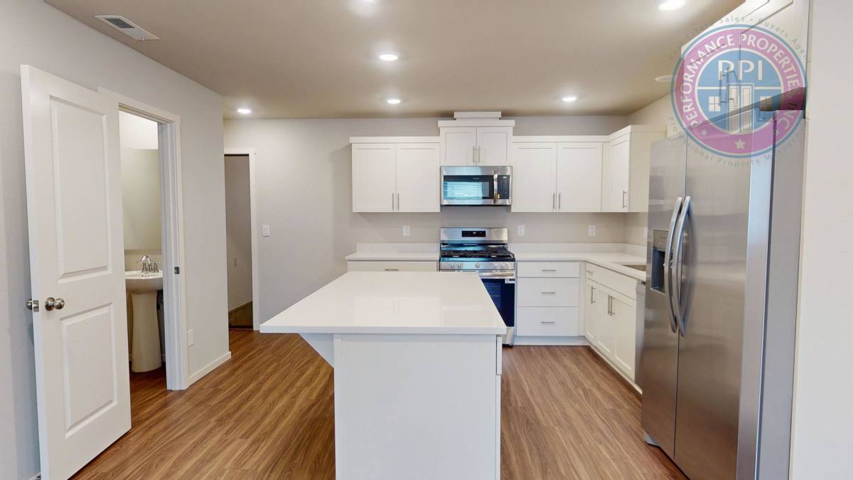 Townhouse for rent at 862 Sifuentez Court, Woodburn, OR 97071