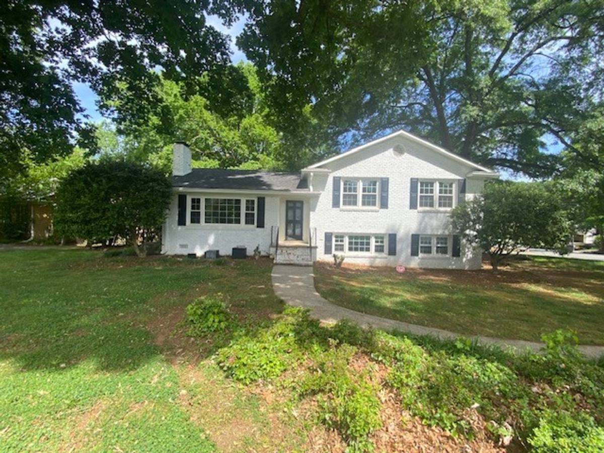 House for rent at 3927 Sharon View Rd, Charlotte, NC 28226