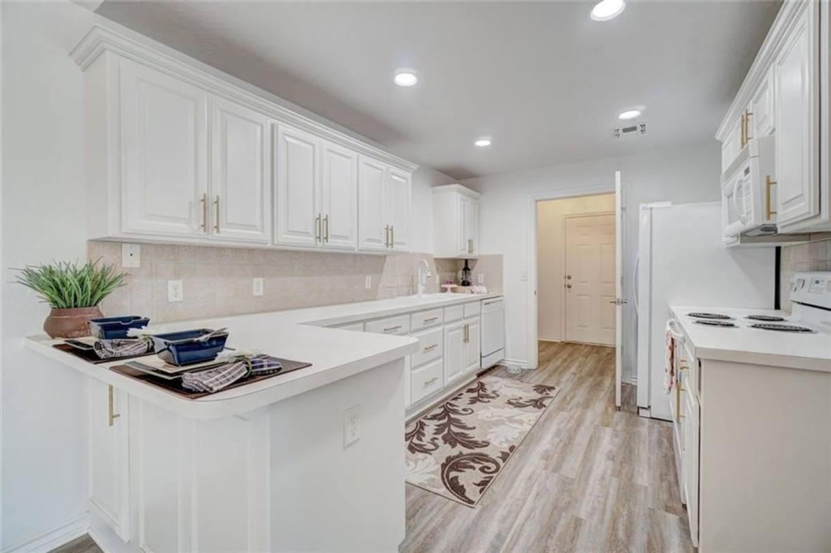 House for rent at 300 Glen Dr, Yukon, OK 73099